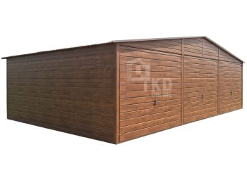 Plechová garáž 9×6 m – 3x výklopná brána – dvere – orech svetlý – imitácia dreva – strecha dvojspádová (sedlová) TKD268