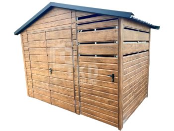 Záhradný domček 2x2m + prístrešok 1m – Dvojkrídlové dvere – Dvere – Orech svetlý – Imitácia dreva – Škridľoplech – Strecha dvojspádová TKD271